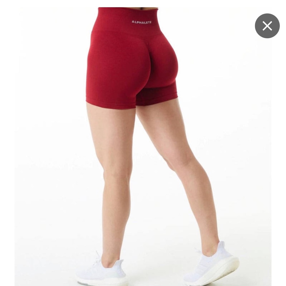 Alphalete Amplify Shorts 4.5” inseam scarlet medium